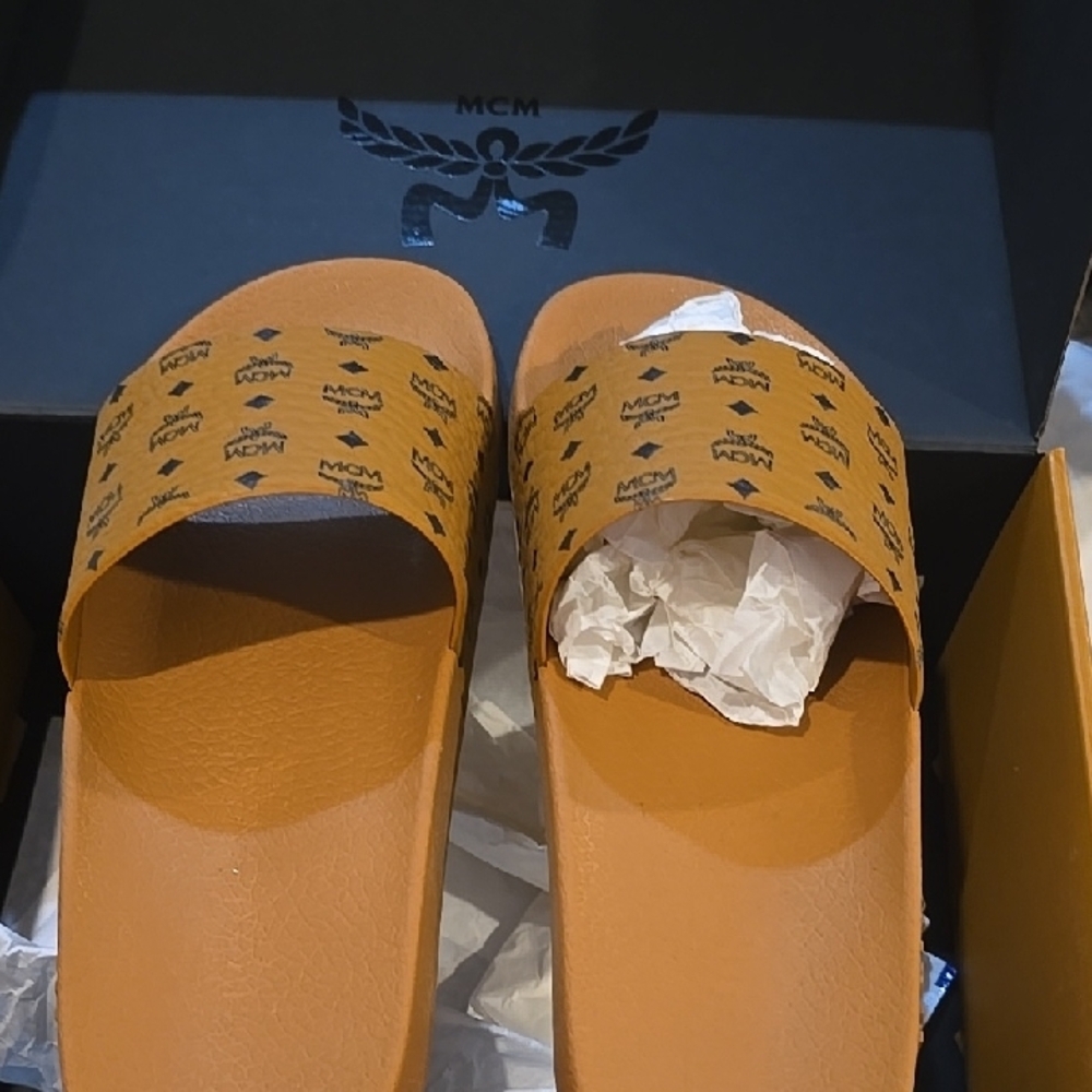 MCM Vibrant Orange Logo Slides - Picture 4 of 4